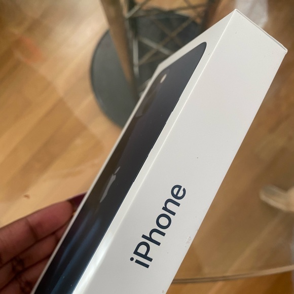 BRAND NEW. UNLOCKED iPhone 13 128 GB - Picture 5 of 5